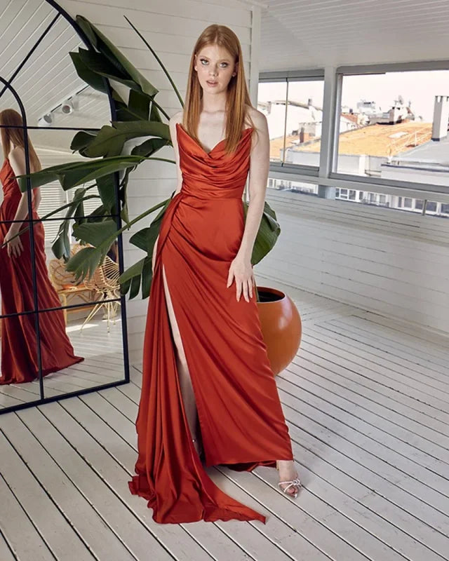 Vestido formal rojo sin tirantes con hombros descubiertos y diseño de sirena plisado.